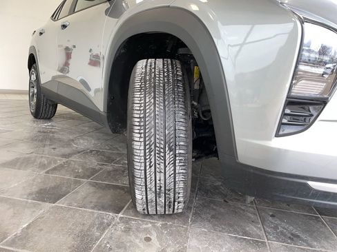 Used 2025 Chevrolet Trax LT w/ LT Convenience Package image 16