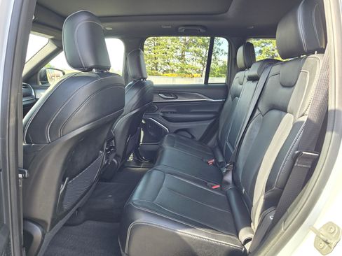 Used 2024 Jeep Grand Cherokee Overland AWD/4WD image 13