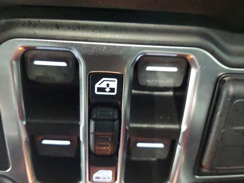 Used 2021 Jeep Wrangler Unlimited Sahara w/ Uconnect 4C Nav & Sound Group AWD/4WD image 18