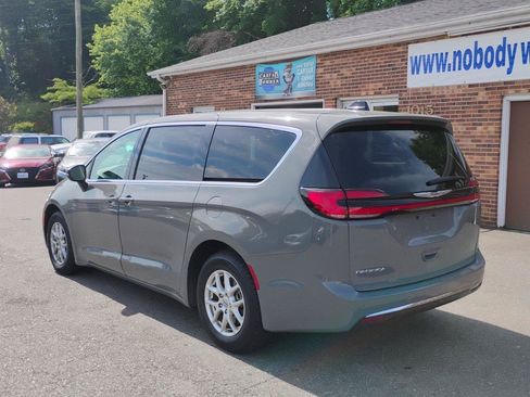 Used 2023 Chrysler Pacifica Touring-L FWD image 7