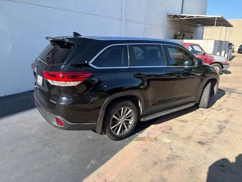 Used 2019 Toyota Highlander XLE AWD/4WD image 4