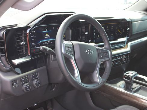 Used 2025 Chevrolet Silverado 1500 LT Trail Boss w/ Convenience Package II AWD/4WD image 10