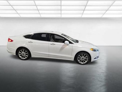 Used 2017 Ford Fusion SE FWD image 3