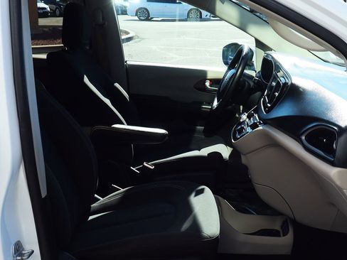 Used 2020 Chrysler Voyager L image 31