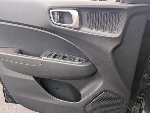 Used 2025 Hyundai Venue SEL FWD image 22