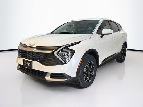 Used 2024 Kia Sportage LX image 3