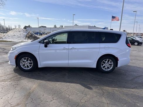 Used 2024 Chrysler Pacifica Touring-L image 2