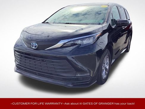 Used 2025 Toyota Sienna LE image 6