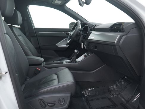 Used 2025 Audi Q3 2.0T Premium image 11