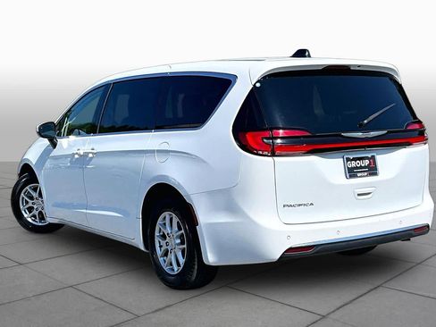 Used 2023 Chrysler Pacifica Touring-L FWD image 12