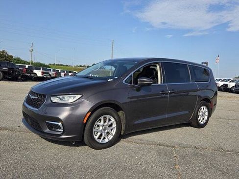 Used 2023 Chrysler Pacifica Touring-L FWD image 3