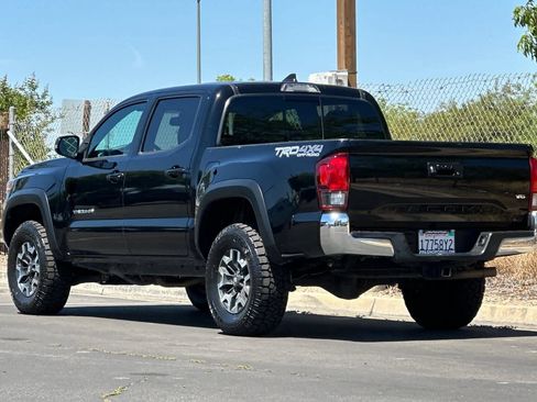 Used 2018 Toyota Tacoma TRD Off-Road AWD/4WD image 7