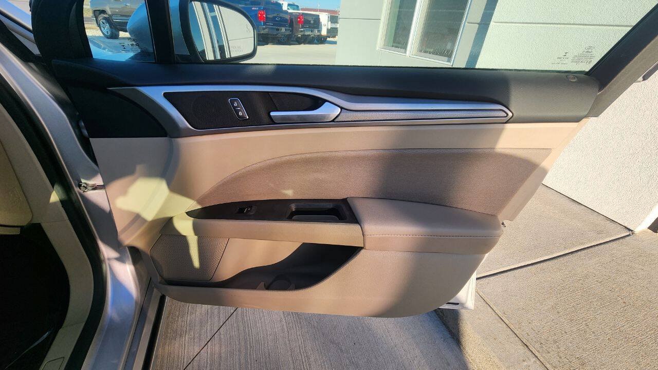 Used 2019 Ford Fusion SE FWD image 17