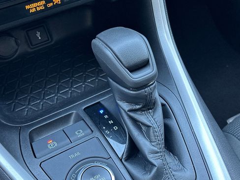 Used 2021 Toyota RAV4 LE image 21