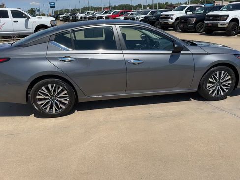 Used 2025 Nissan Altima 2.5 SV FWD image 8