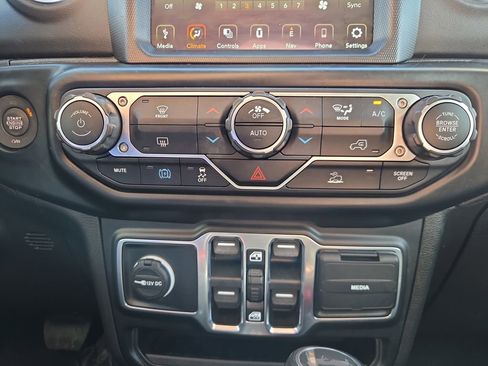 Used 2022 Jeep Wrangler Unlimited Sahara AWD/4WD image 22