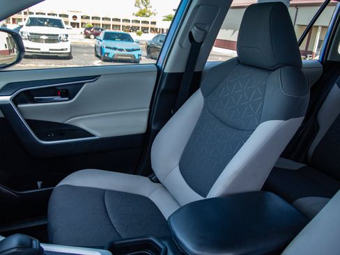 Used 2020 Toyota RAV4 XLE w/ XLE Grade Weather Package AWD/4WD image 14