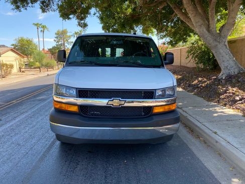 Used 2025 Chevrolet Express 2500 w/ Driver Convenience Package RWD image 5