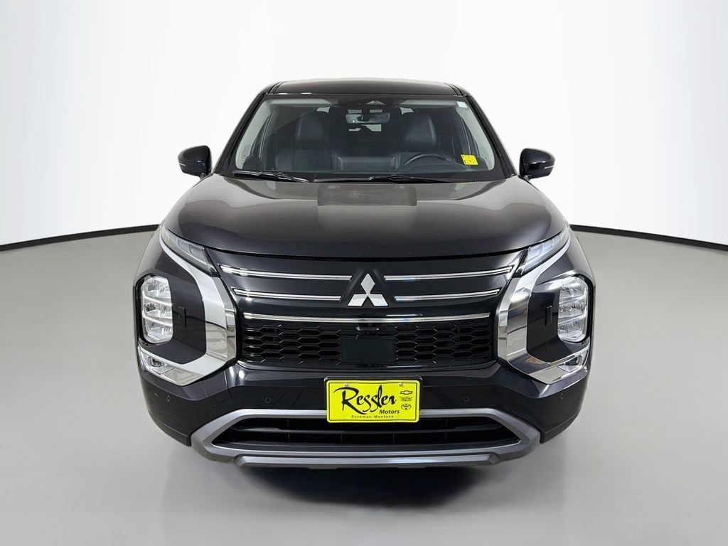 Used 2025 Mitsubishi Outlander AWD image 2