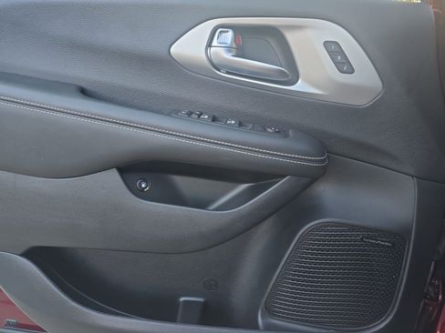 Certified 2022 Chrysler Pacifica Limited w/ Uconnect Theater Family Group image 23