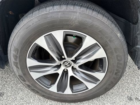 Certified 2023 Toyota Highlander XLE image 19