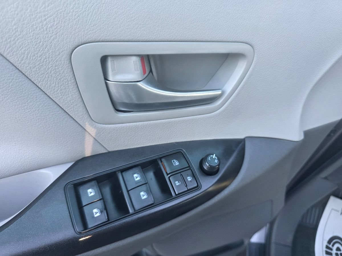 Used 2017 Toyota Sienna LE FWD image 17