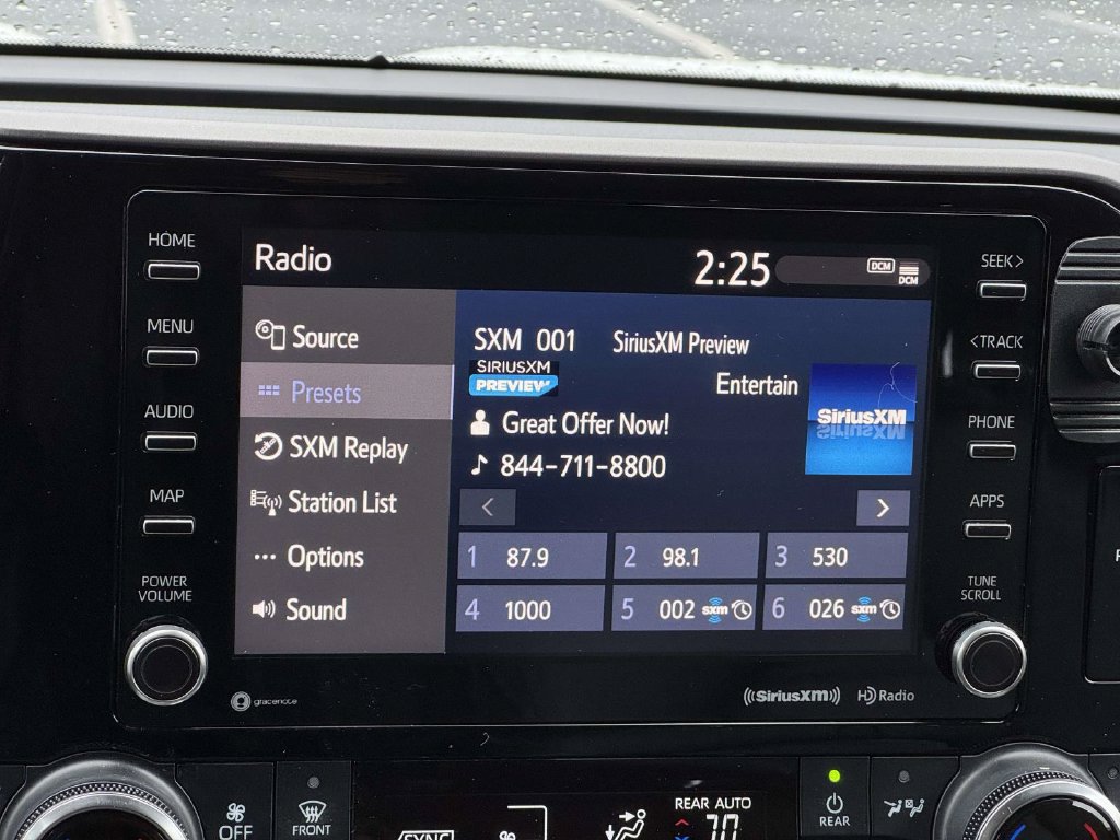 Used 2022 Toyota Highlander XLE AWD/4WD image 3