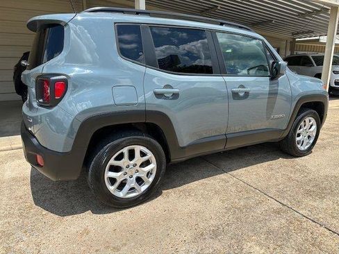 Used 2018 Jeep Renegade Latitude w/ Cold Weather Group AWD/4WD image 3