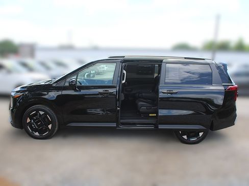 Used 2025 Kia Carnival EX FWD image 18