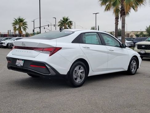 Used 2025 Hyundai Elantra SE FWD image 4