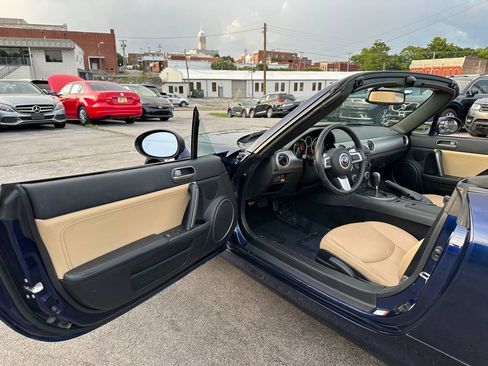 Used 2010 MAZDA MX-5 Miata Grand Touring w/ Premium Pkg RWD image 17