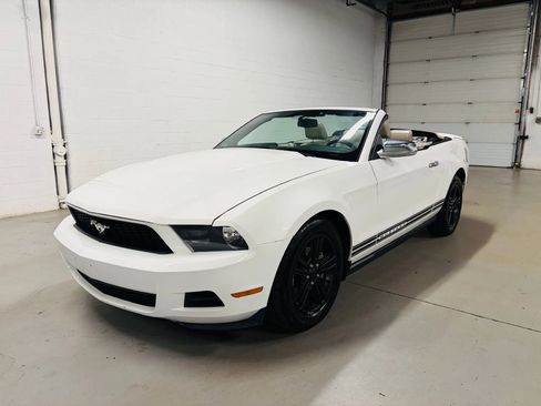 Used 2010 Ford Mustang Convertible RWD image 1