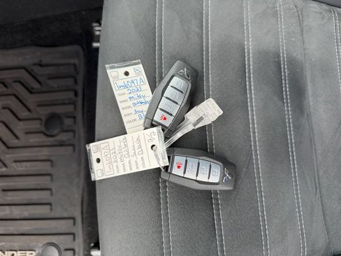 Used 2025 Mitsubishi Outlander SE FWD image 32