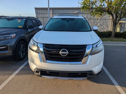 Used 2025 Nissan Pathfinder SL w/ SL Premium Package image 3
