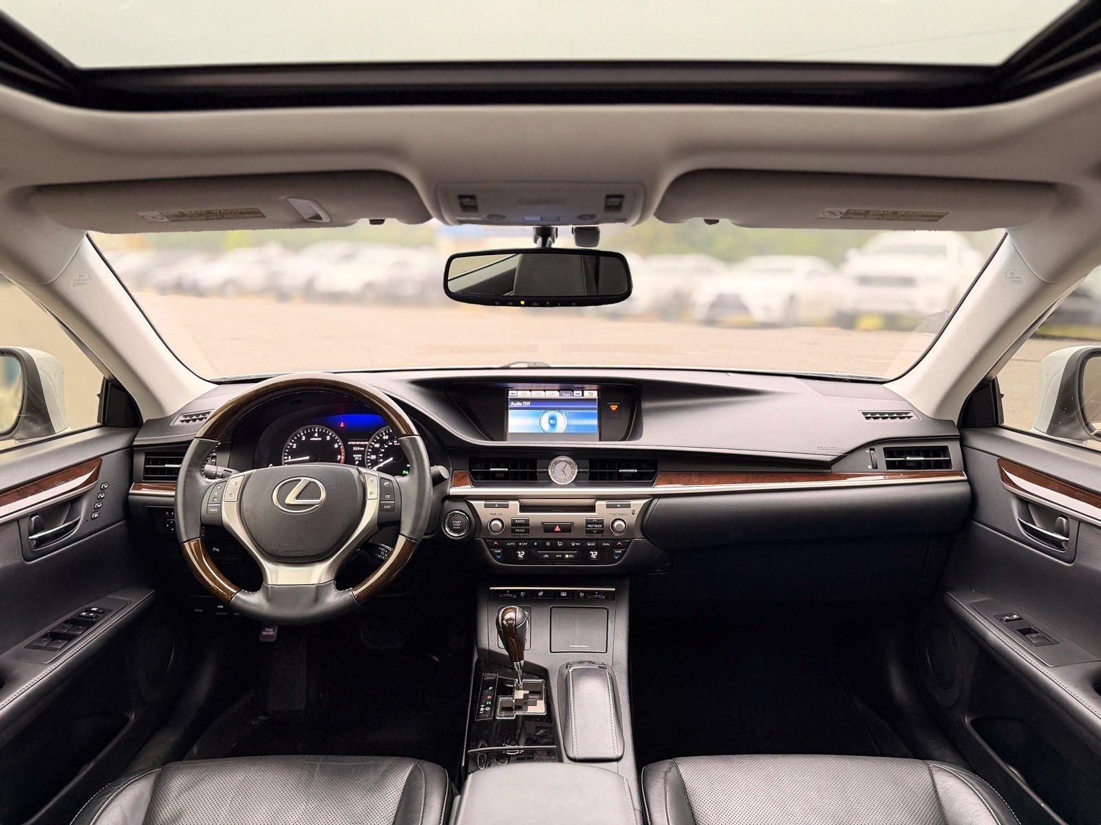 Used 2014 Lexus ES 350 w/ Luxury Package FWD image 2
