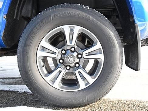 Used 2017 Toyota Tacoma TRD Sport image 26