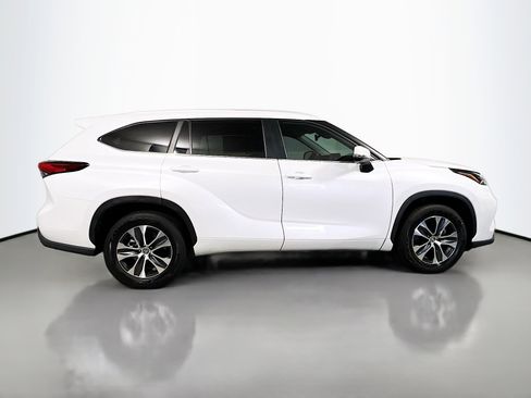 Used 2023 Toyota Highlander XLE FWD image 3