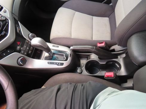 Used 2013 Chevrolet Cruze LS FWD image 23