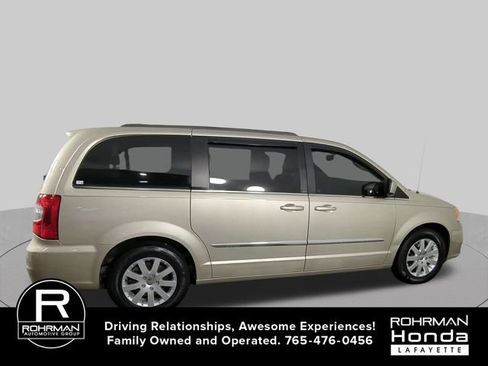Used 2013 Chrysler Town & Country Touring FWD image 9