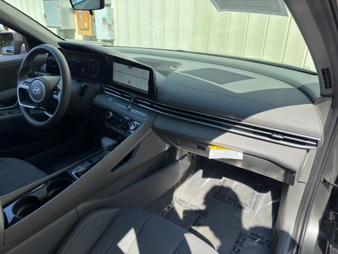 Used 2024 Hyundai Elantra Blue FWD image 13