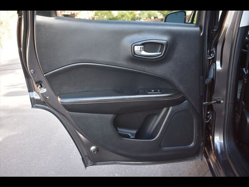 Used 2018 Jeep Compass Latitude FWD image 20