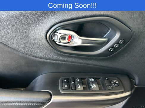 Used 2019 Jeep Cherokee Limited image 11