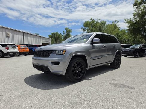 Used 2020 Jeep Grand Cherokee Altitude AWD/4WD image 2