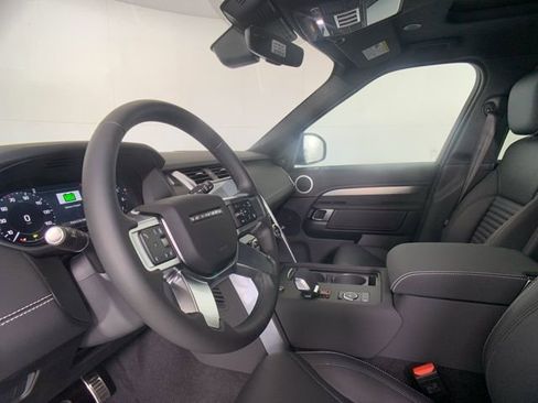 Used 2025 Land Rover Discovery Dynamic SE image 14