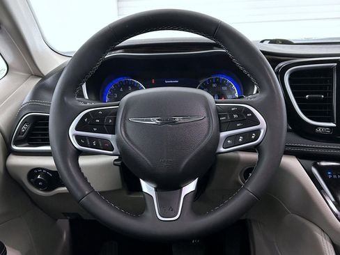 Used 2024 Chrysler Pacifica Limited image 11