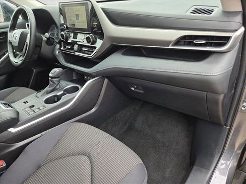 Used 2025 Toyota Highlander LE FWD image 20