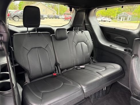 Used 2018 Chrysler Pacifica Touring-L Plus FWD image 36