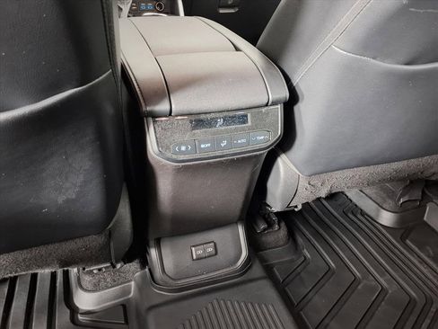 Used 2022 Toyota Highlander XLE image 15