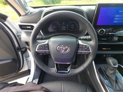Used 2026 Toyota Highlander Platinum AWD/4WD image 25
