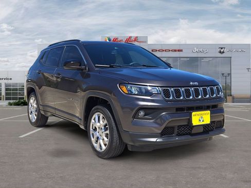 Used 2023 Jeep Compass Latitude image 7